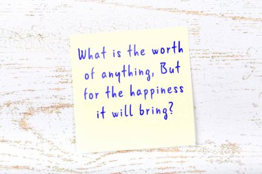 Ahşap duvardaki yapışkan notta bilgece bir alıntı 