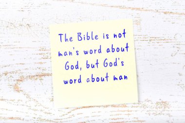 Ahşap duvardaki yapışkan notta bilgece bir alıntı 