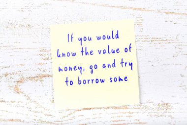 Ahşap duvardaki yapışkan notta bilgece bir alıntı 