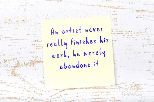 Wise quote on sticky note on wooden wall — Stock Photo, Image