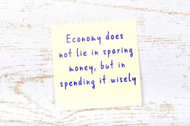 Ahşap duvardaki sarı yapışkan notta bilgece bir alıntı var.