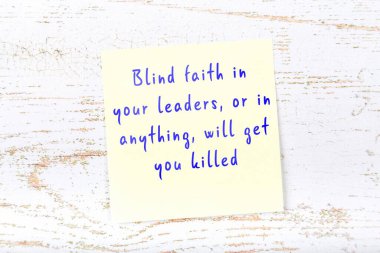 Ahşap duvardaki yapışkan notta bilgece bir alıntı 