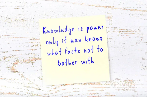 Жовта липка нота на дерев'яній стіні з мудрою цитатою — стокове фото