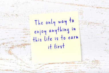 El yazısı motivasyon alıntısı olan sarı yapışkan not