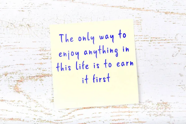 Yellow sticky note with handwritten motivational quote — Stock Photo, Image