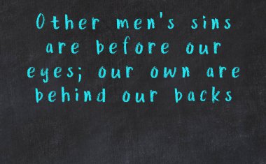 Siyah masadaki akıllı alıntıların tebeşiri.