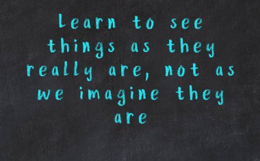 Siyah masadaki akıllı alıntıların tebeşiri.