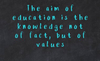 Siyah masadaki akıllı alıntıların tebeşiri.