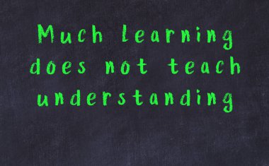 Üzerinde bilge yazılar olan siyah karatahta.