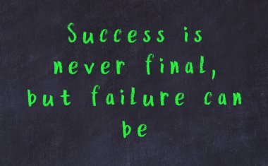 Siyah masadaki akıllı alıntıların tebeşiri.