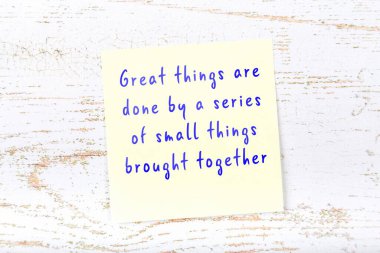 Ahşap duvardaki yapışkan notta bilgece bir alıntı 