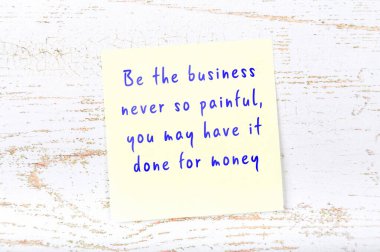 Ahşap duvardaki sarı yapışkan notta bilgece bir alıntı var.