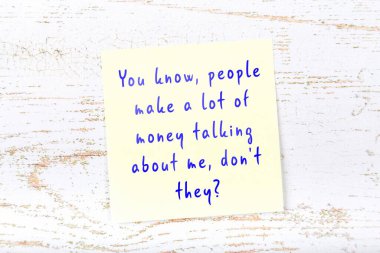 Ahşap duvardaki sarı yapışkan notta bilgece bir alıntı var.