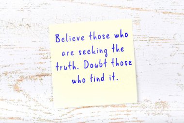 Ahşap duvardaki yapışkan notta bilgece bir alıntı 