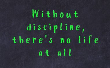 Siyah masadaki akıllı alıntıların tebeşiri.