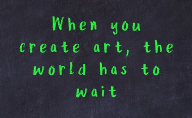 Siyah masadaki akıllı alıntıların tebeşiri.