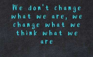 Siyah masadaki akıllı alıntıların tebeşiri.