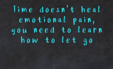 Üzerinde bilge yazılar olan siyah karatahta.