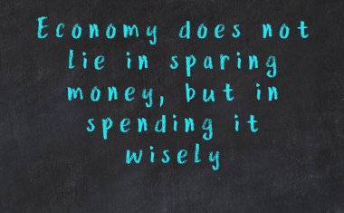 Siyah masadaki akıllı alıntıların tebeşiri.