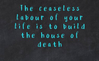 Üzerinde bilge yazılar olan siyah karatahta.