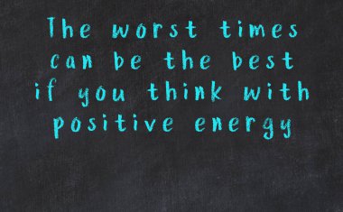 Siyah masadaki akıllı alıntıların tebeşiri.