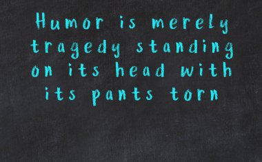 Siyah masadaki akıllı alıntıların tebeşiri.