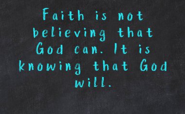 Üzerinde bilge yazılar olan siyah karatahta.