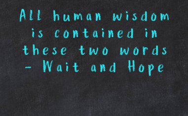 Siyah masadaki akıllı alıntıların tebeşiri.