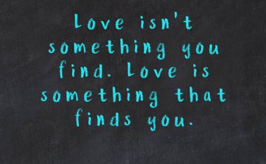 Siyah masadaki akıllı alıntıların tebeşiri.