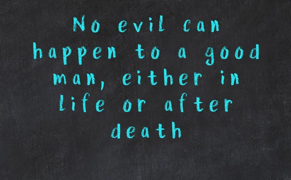 Крейдяний напис розумної цитати на чорному столі — стокове фото