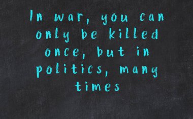 Üzerinde bilge yazılar olan siyah karatahta.