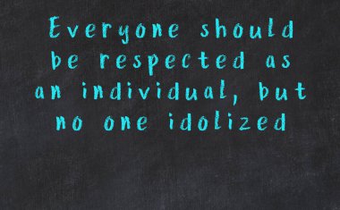 Üzerinde bilge yazılar olan siyah karatahta.