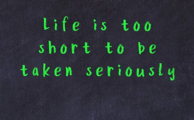 Üzerinde bilge yazılar olan siyah karatahta.