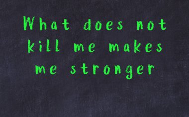 Üzerinde bilge yazılar olan siyah karatahta.