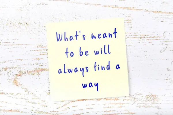 Wise quote on sticky note on wooden wall — Stock Photo, Image