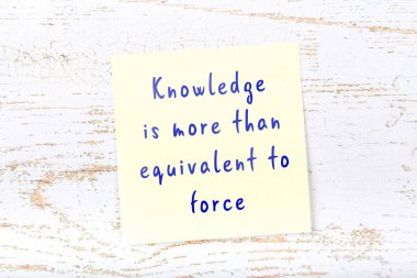 El yazısı motivasyon alıntısı olan sarı yapışkan not