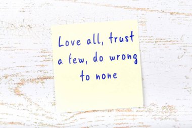 Ahşap duvardaki sarı yapışkan notta bilgece bir alıntı var.