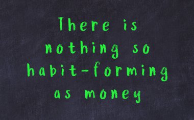 Siyah masadaki akıllı alıntıların tebeşiri.