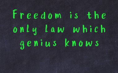 Siyah masadaki akıllı alıntıların tebeşiri.