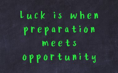 Siyah masadaki akıllı alıntıların tebeşiri.