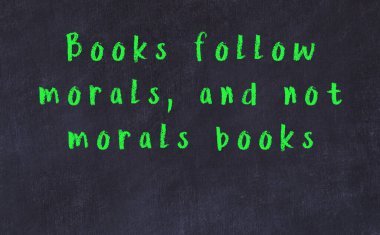 Üzerinde bilge yazılar olan siyah karatahta.