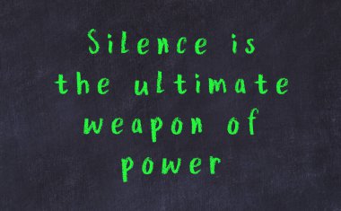 Siyah masadaki akıllı alıntıların tebeşiri.