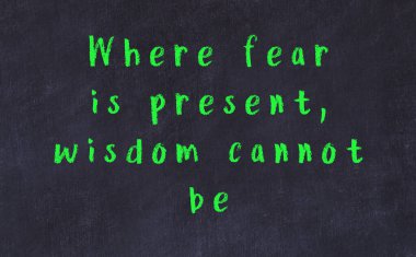 Üzerinde bilge yazılar olan siyah karatahta.