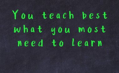 Üzerinde bilge yazılar olan siyah karatahta.