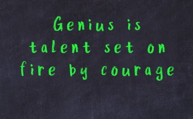 Siyah masadaki akıllı alıntıların tebeşiri.