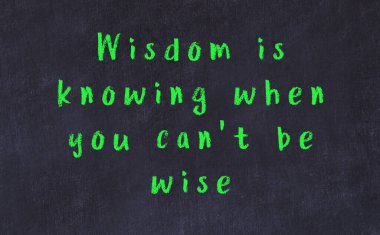 Üzerinde bilge yazılar olan siyah karatahta.