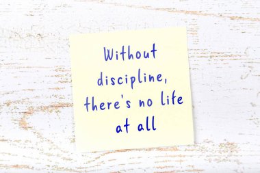 Ahşap duvardaki yapışkan notta bilgece bir alıntı 