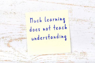 Ahşap duvardaki yapışkan notta bilgece bir alıntı 