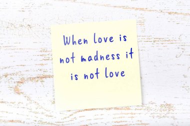 Ahşap duvardaki yapışkan notta bilgece bir alıntı 