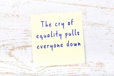 El yazısı motivasyon alıntısı olan sarı yapışkan not